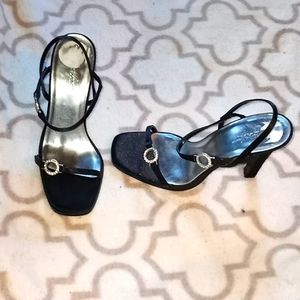 NWT Jaqueline Ferrar Heels